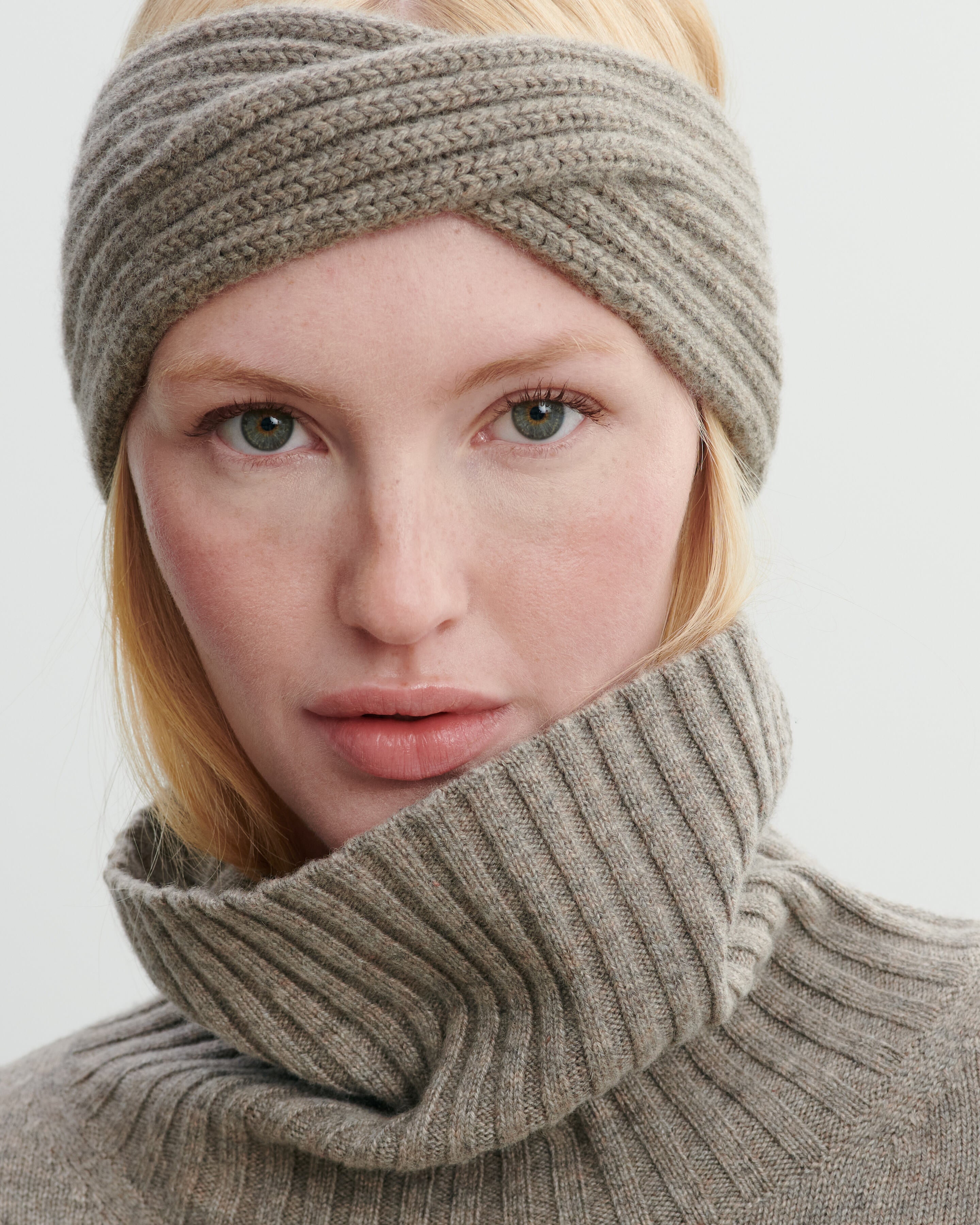 Ribbed crossover headband in Cashmere Women millet | Eric Bompard