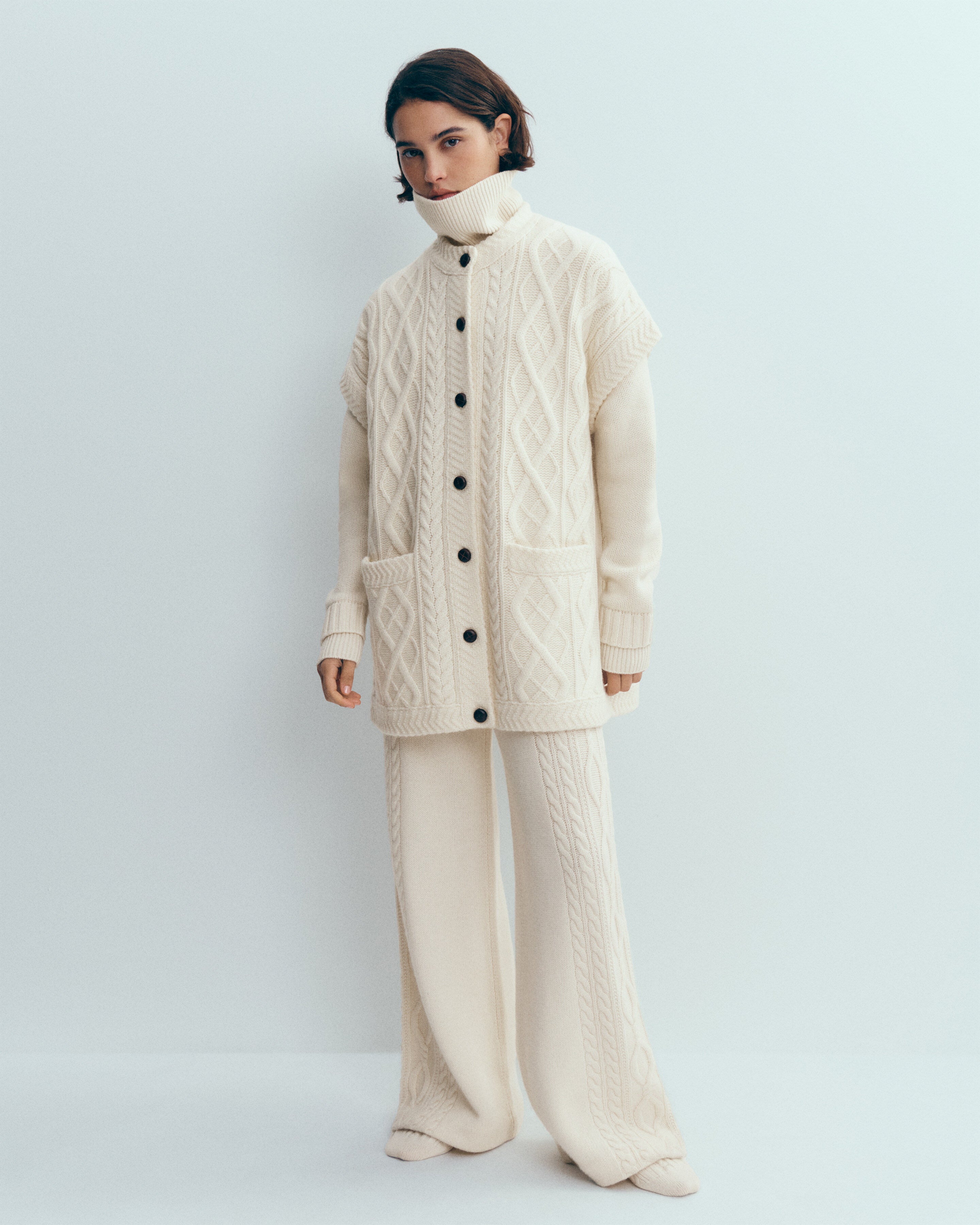 Sleeveless cables vest in Cashmere Women ecru | Eric Bompard