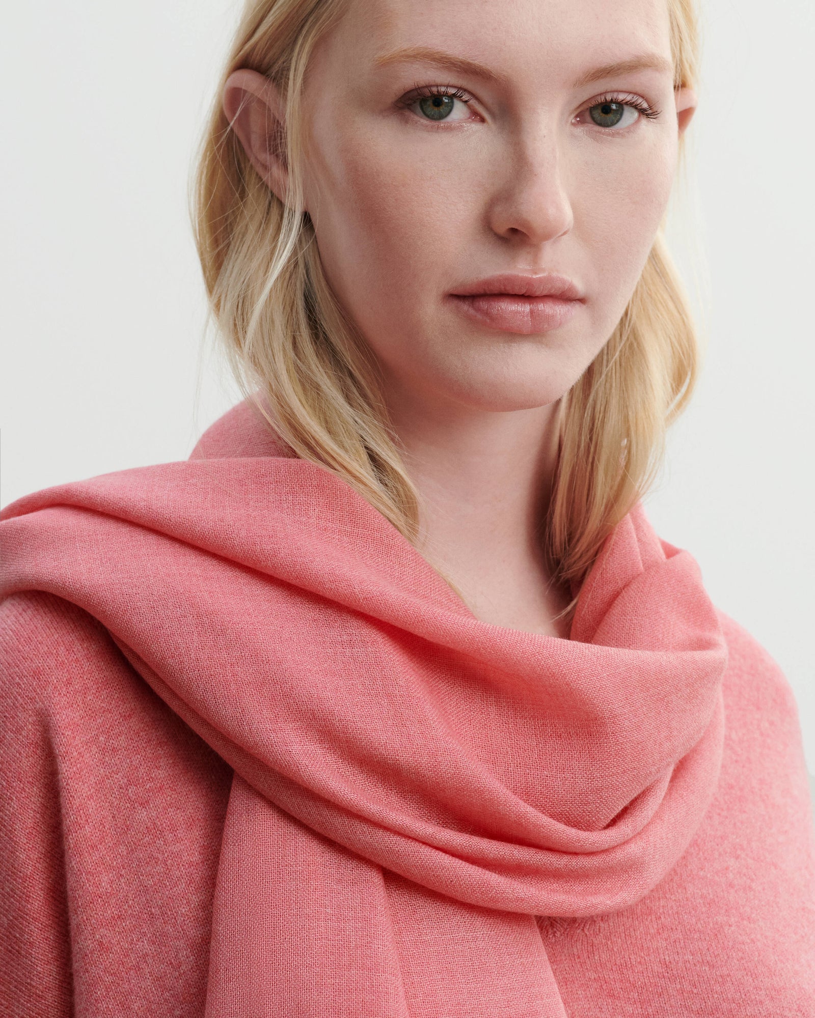 Petite étole en voile-ROSE CAMEO-100% cachemire