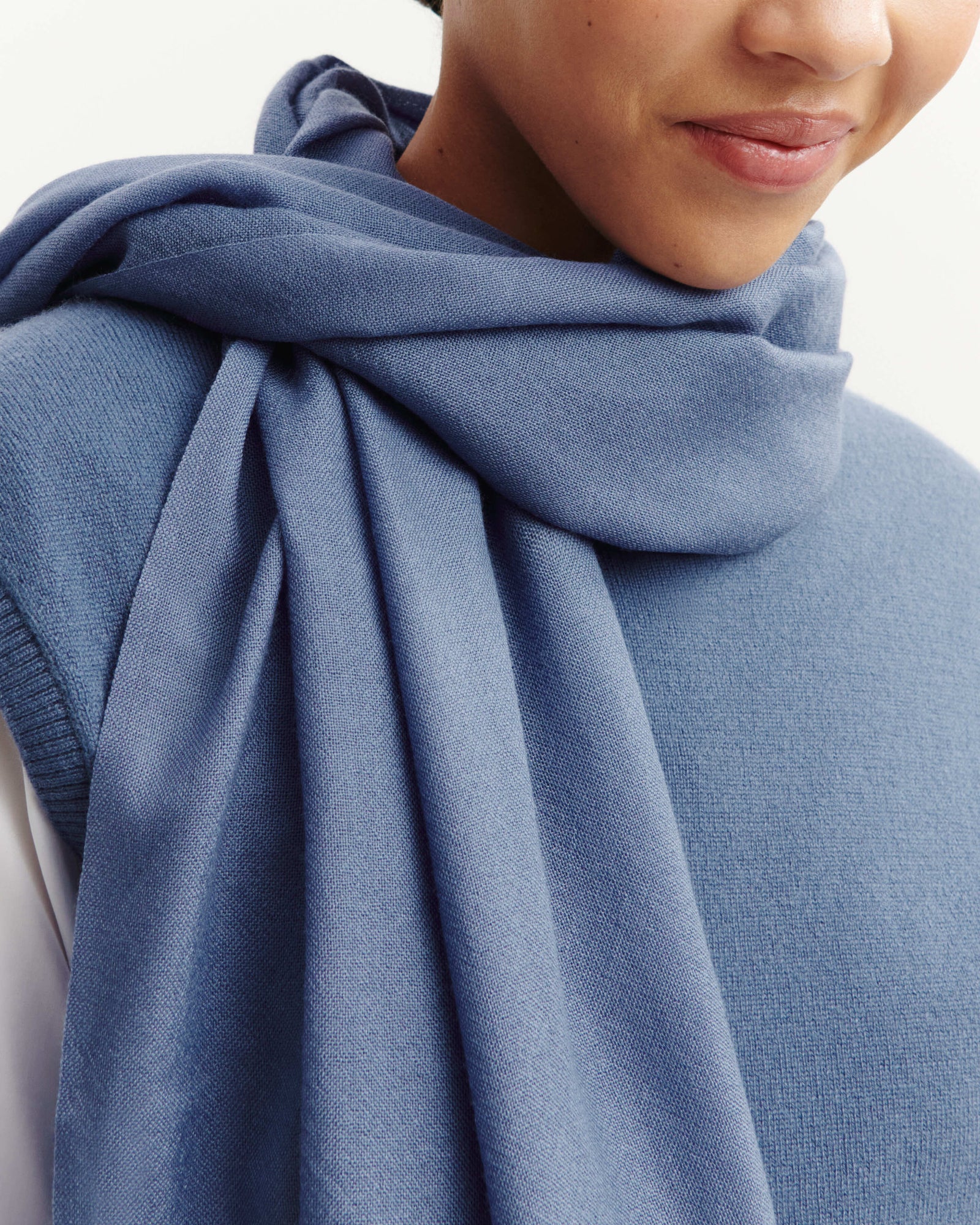 Petite étole en voile-BLEU ATLAS-100% cachemire