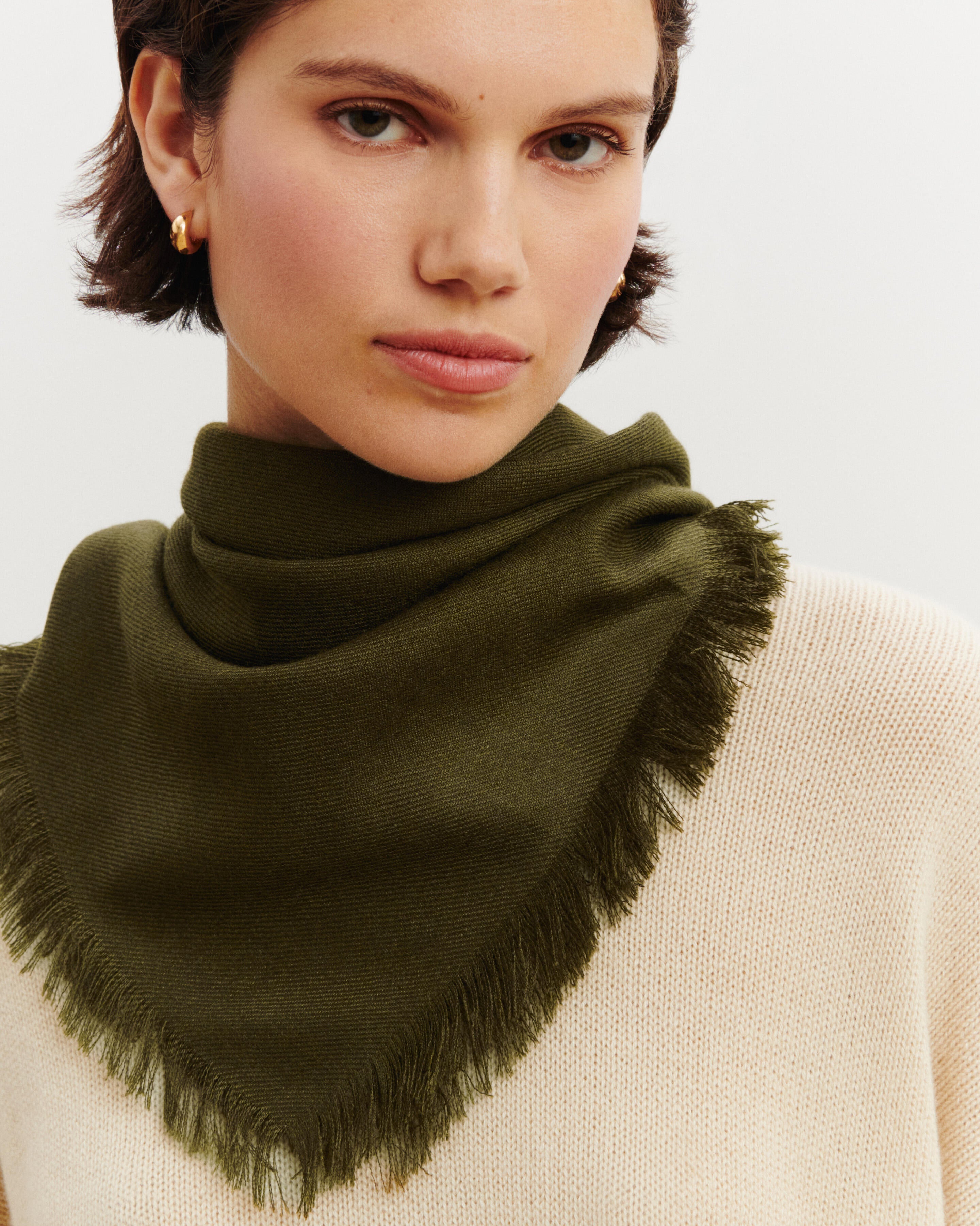 小物 SimplyComplicated SCARF Mini twill square scarf in Cashmere Mix olive | Eric Bompard