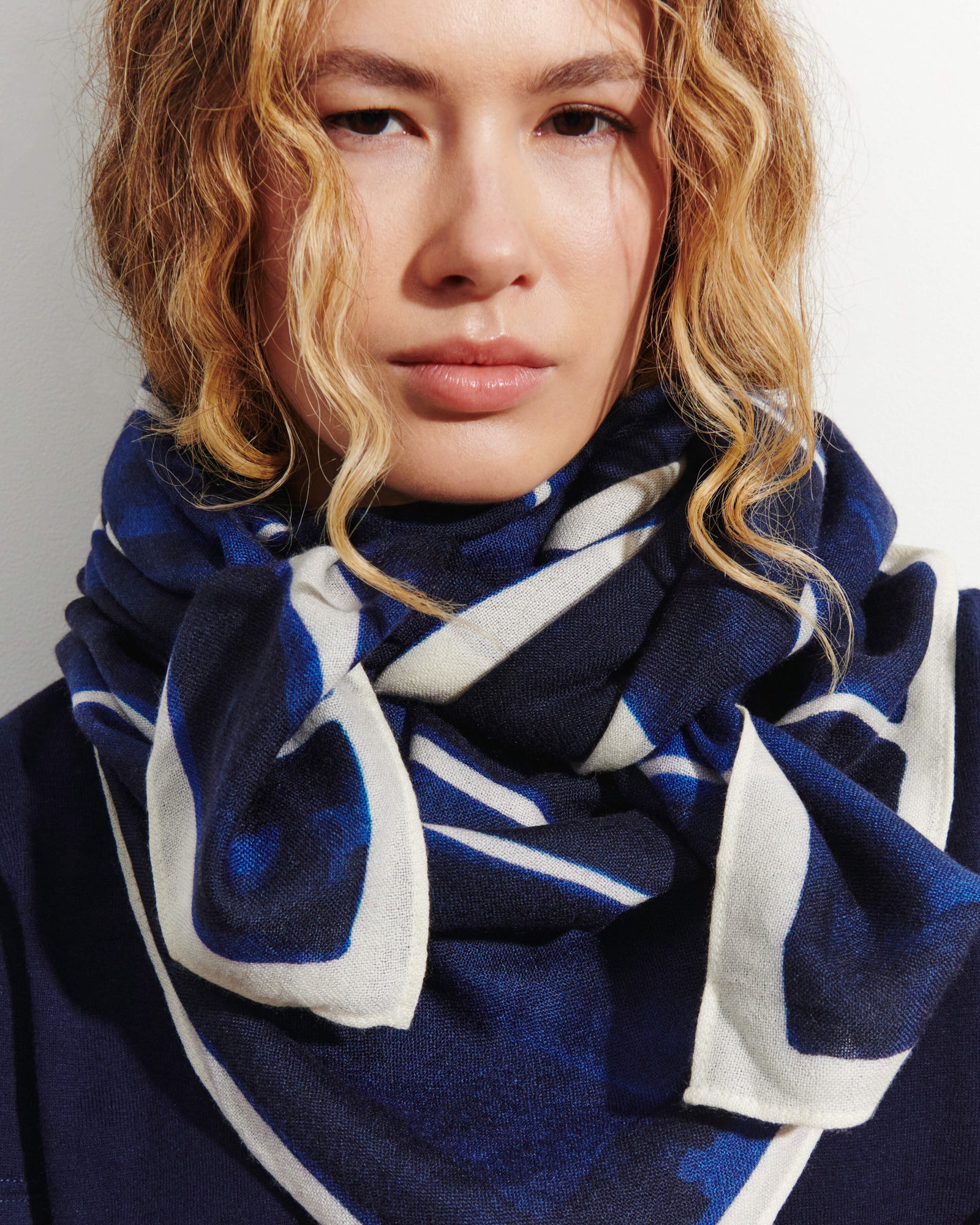 Carré imprimé-MARINE/NATUREL-100% cachemire