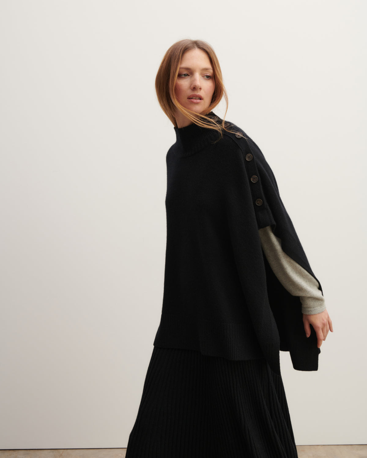 Poncho à boutons-NOIR-100% cachemire