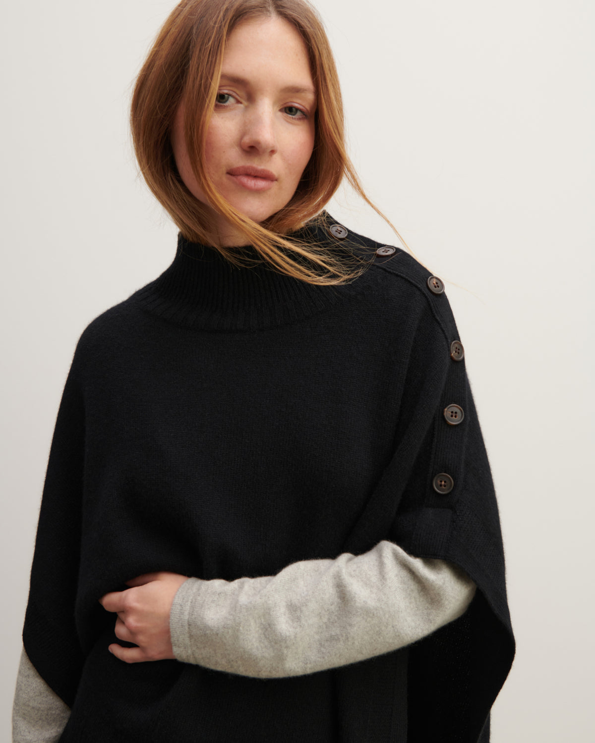 Poncho à boutons-NOIR-100% cachemire