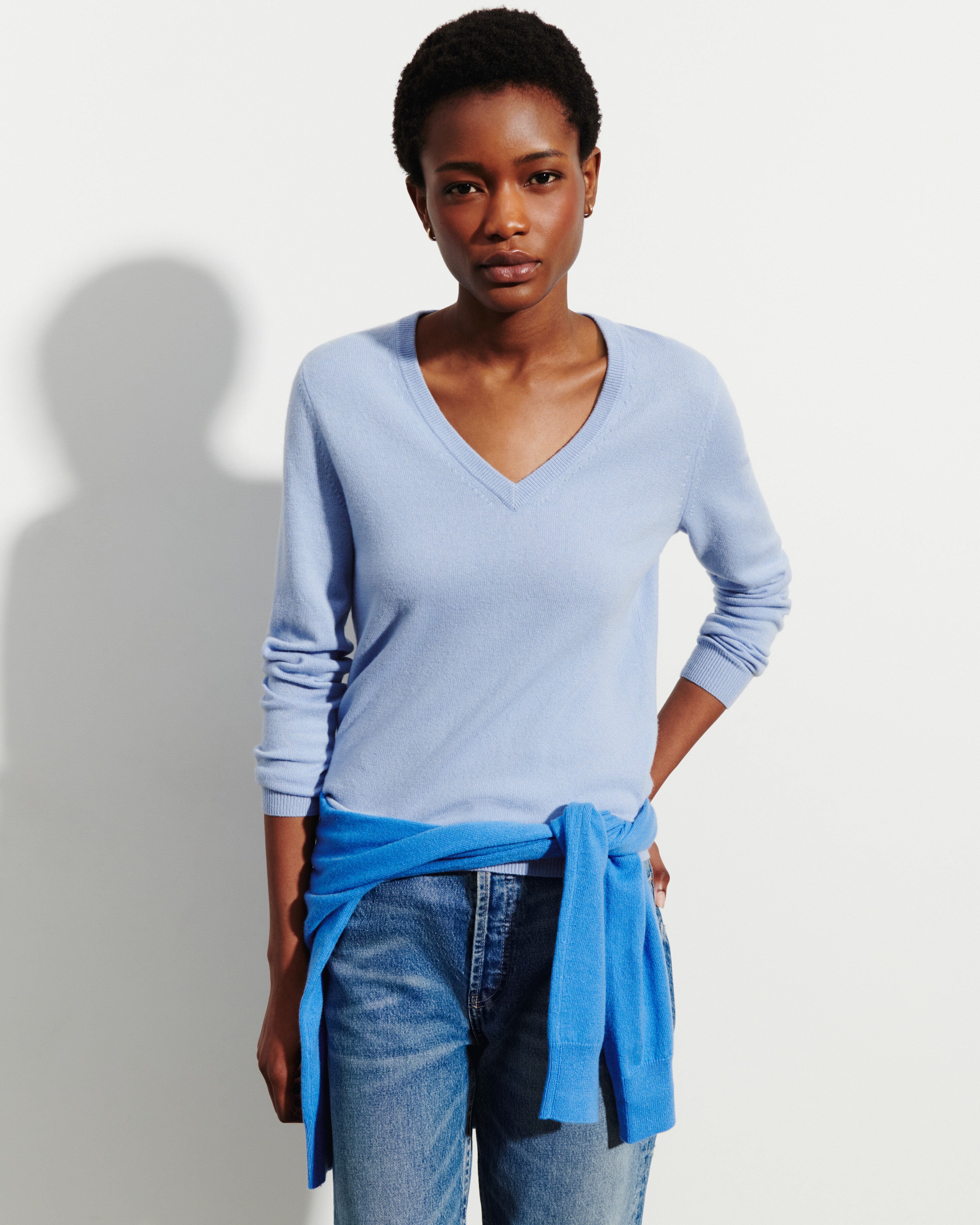 トップス BLUEMARBLE Moto print vneck sleeveles Classic V-neck pullover in Cashmere Women agate blue | Eric Bompard
