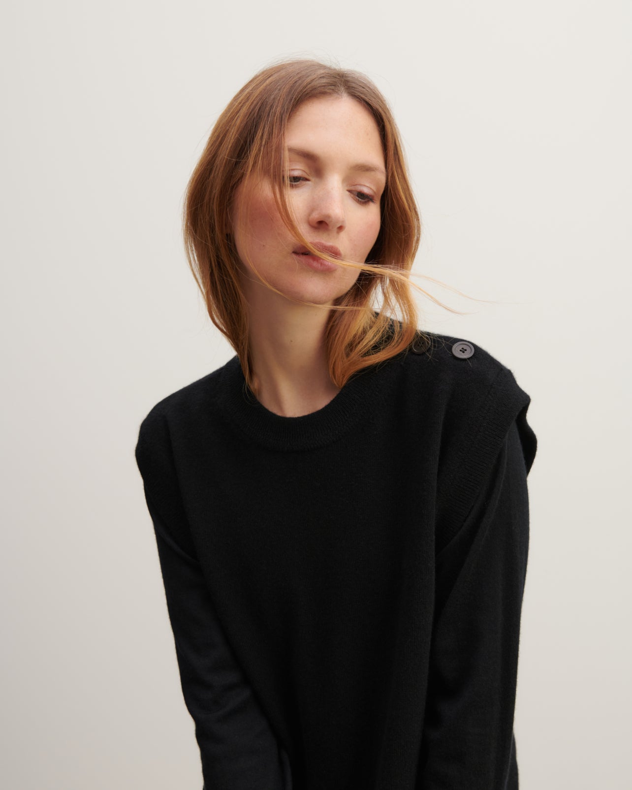 Col rond sans manches à boutons-NOIR-100% CACHEMIRE