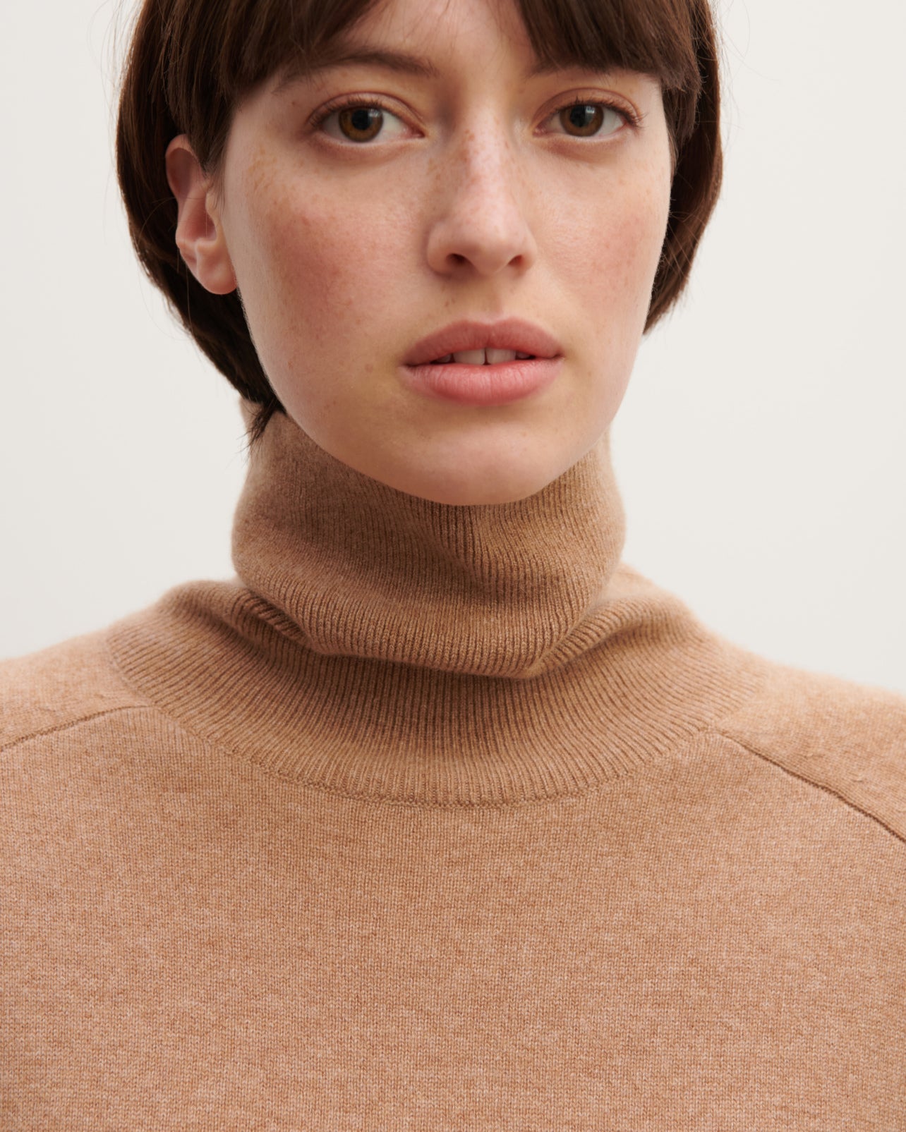 Loose turtleneck pullover in Cachemire Women caramel | Eric