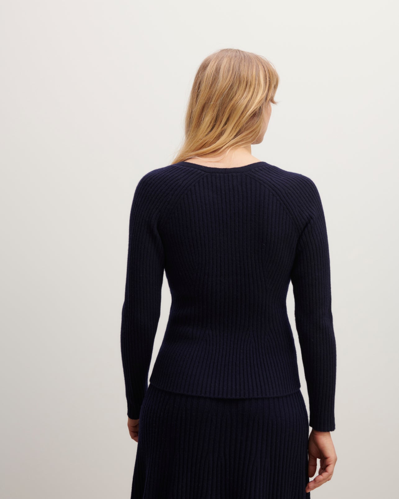 Pull col V ajusté à côtes-MARINE-100% cachemire