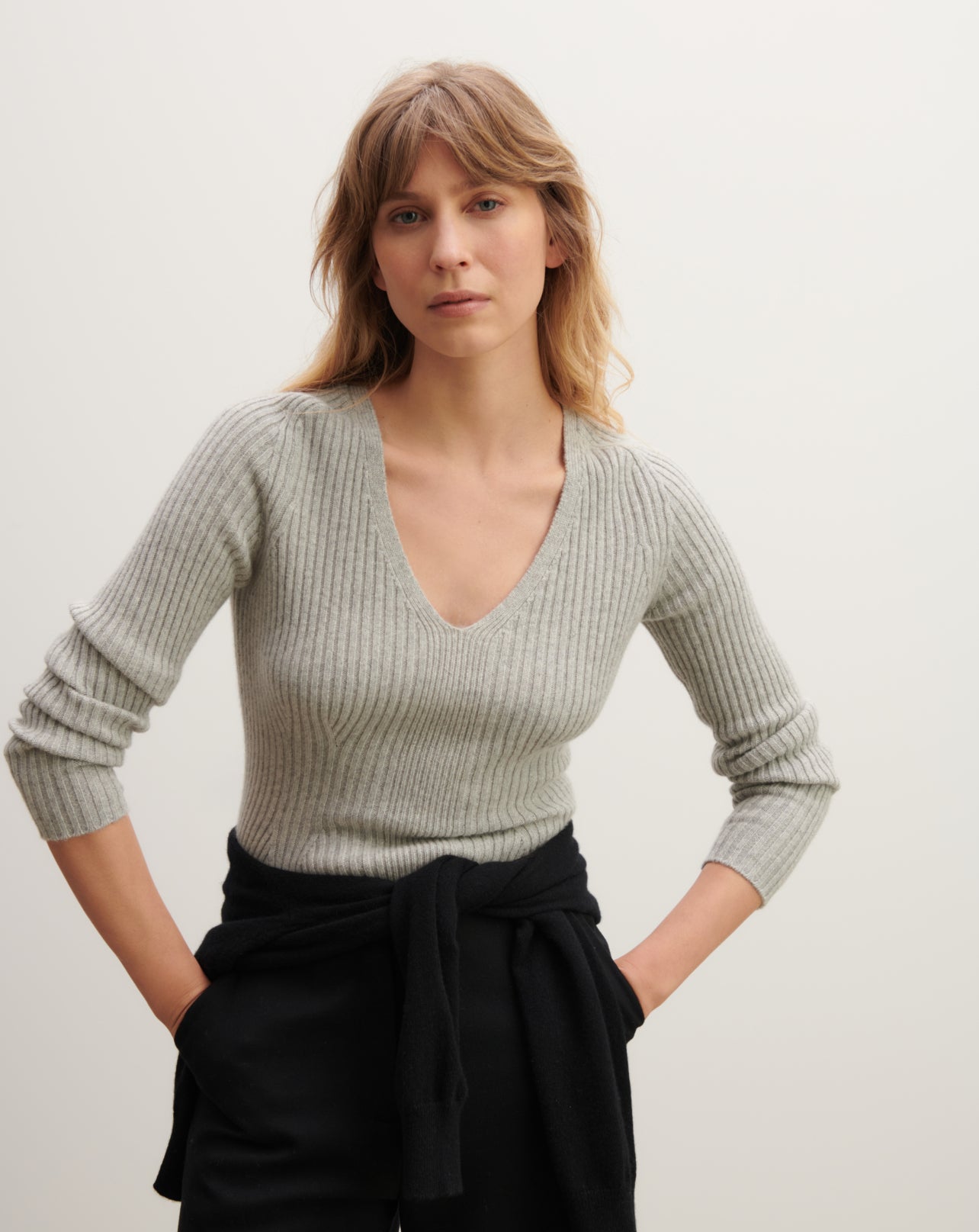 Pull col V ajusté à côtes-GRIS ARGENTE-100% cachemire