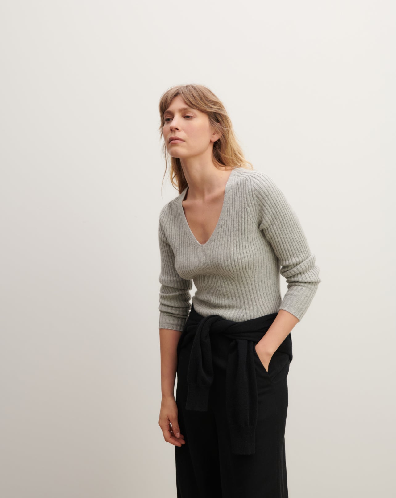 Pull col V ajusté à côtes-GRIS ARGENTE-100% cachemire