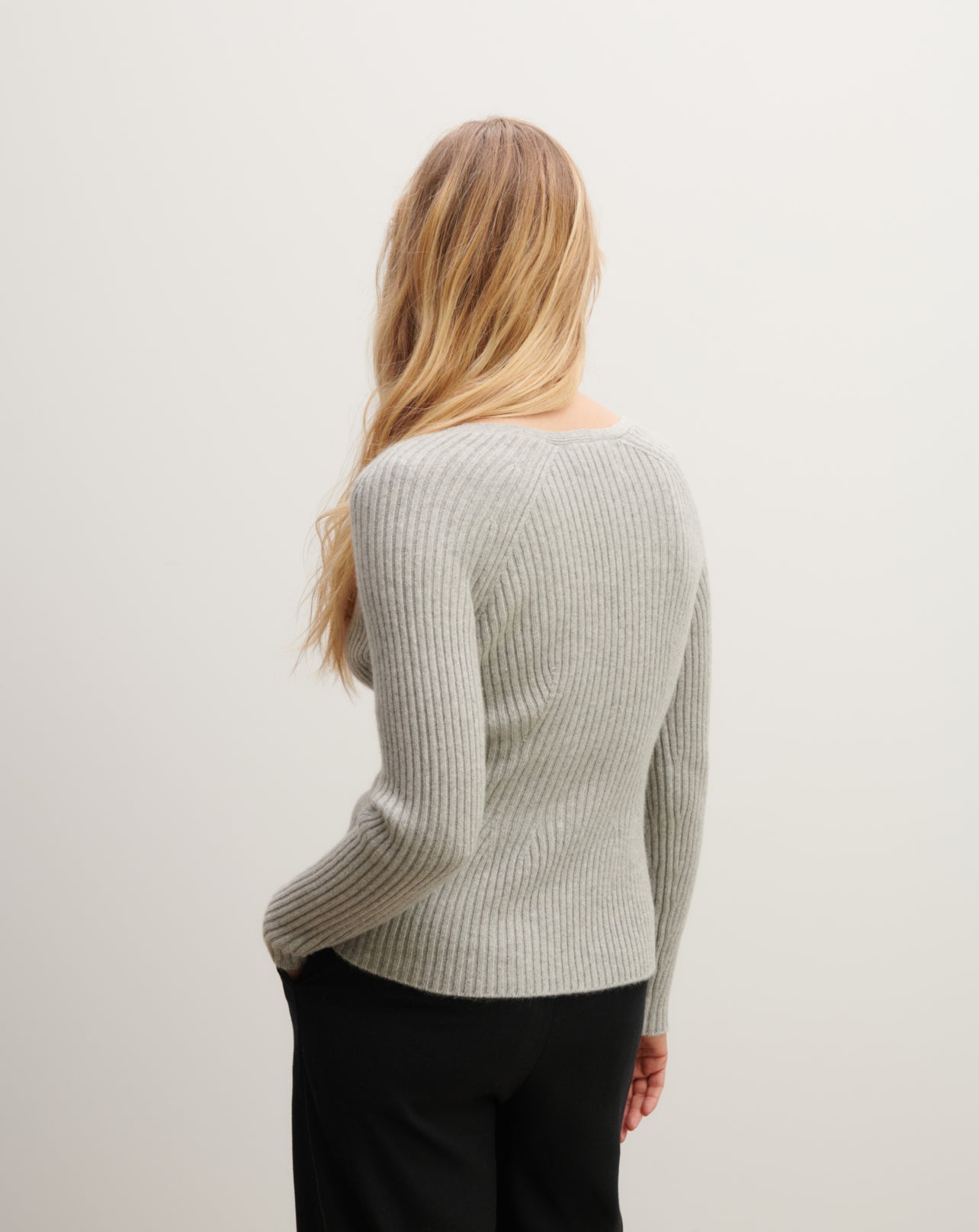 Pull col V ajusté à côtes-GRIS ARGENTE-100% cachemire