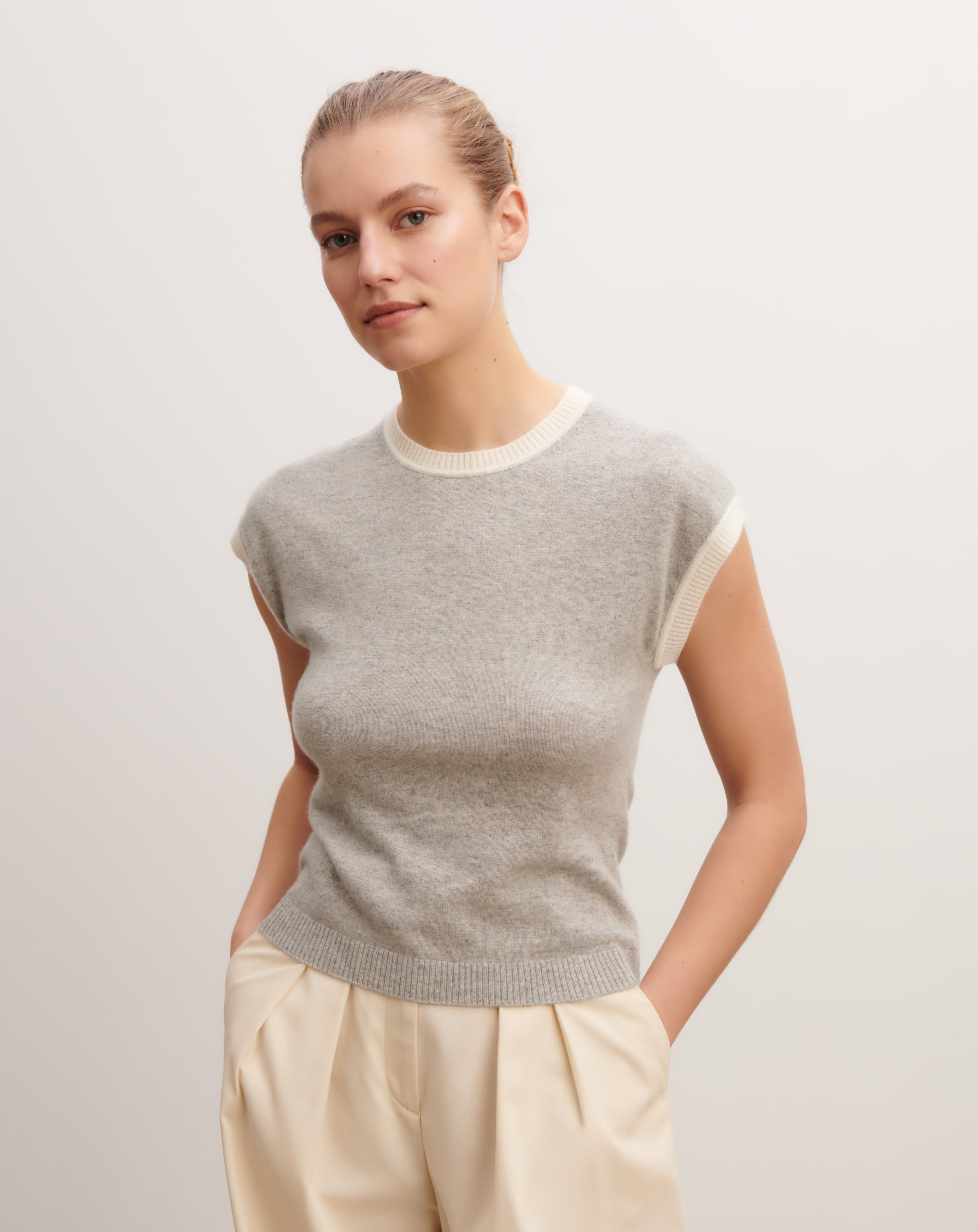 Shape Top Gris Clair Sans Manches À Détail Oeillets & Crochets Shape Top Gris Clair Sans Manches À Détail Oeillets & Crochets
