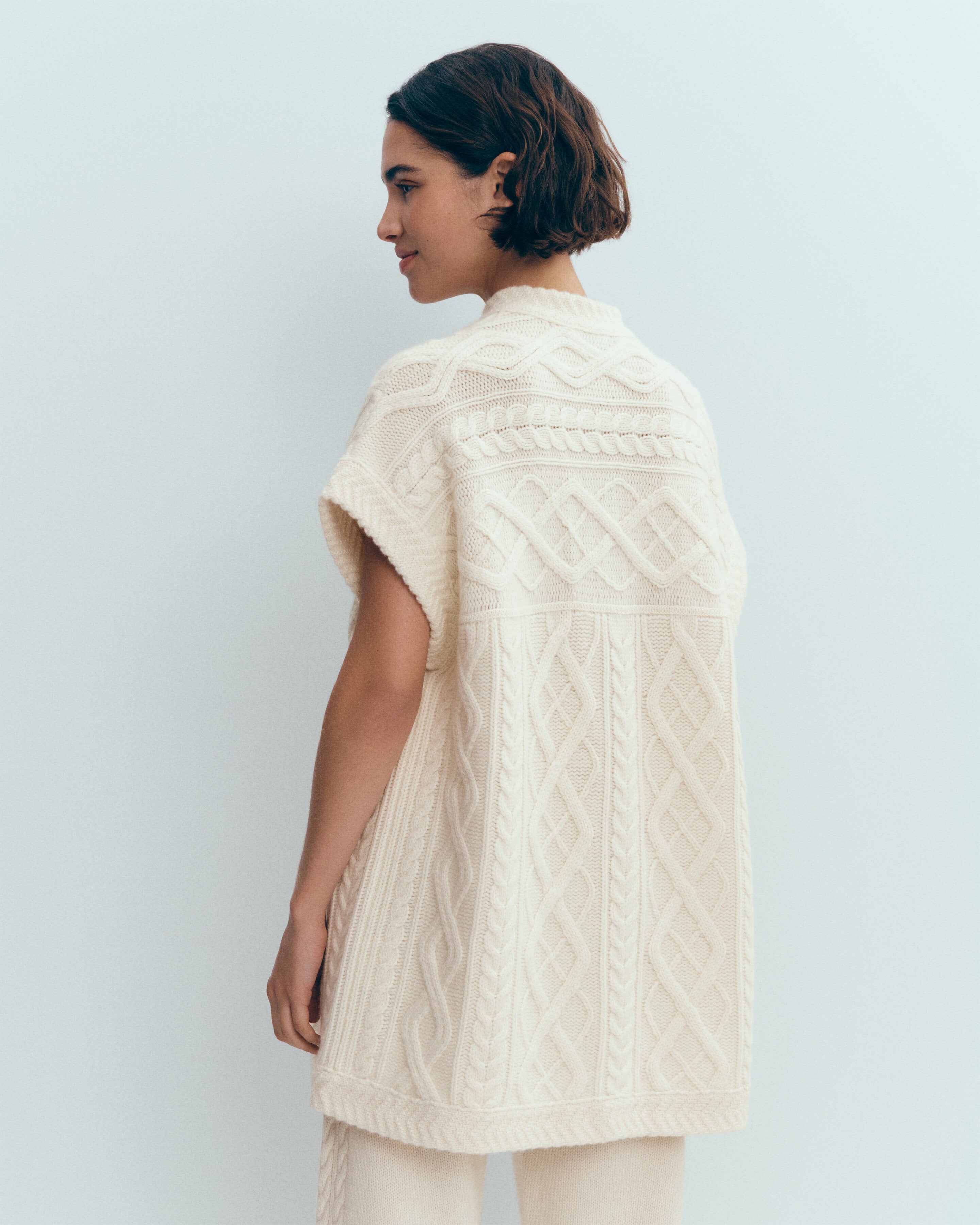 Sleeveless cables vest in Cashmere Women ecru | Eric Bompard
