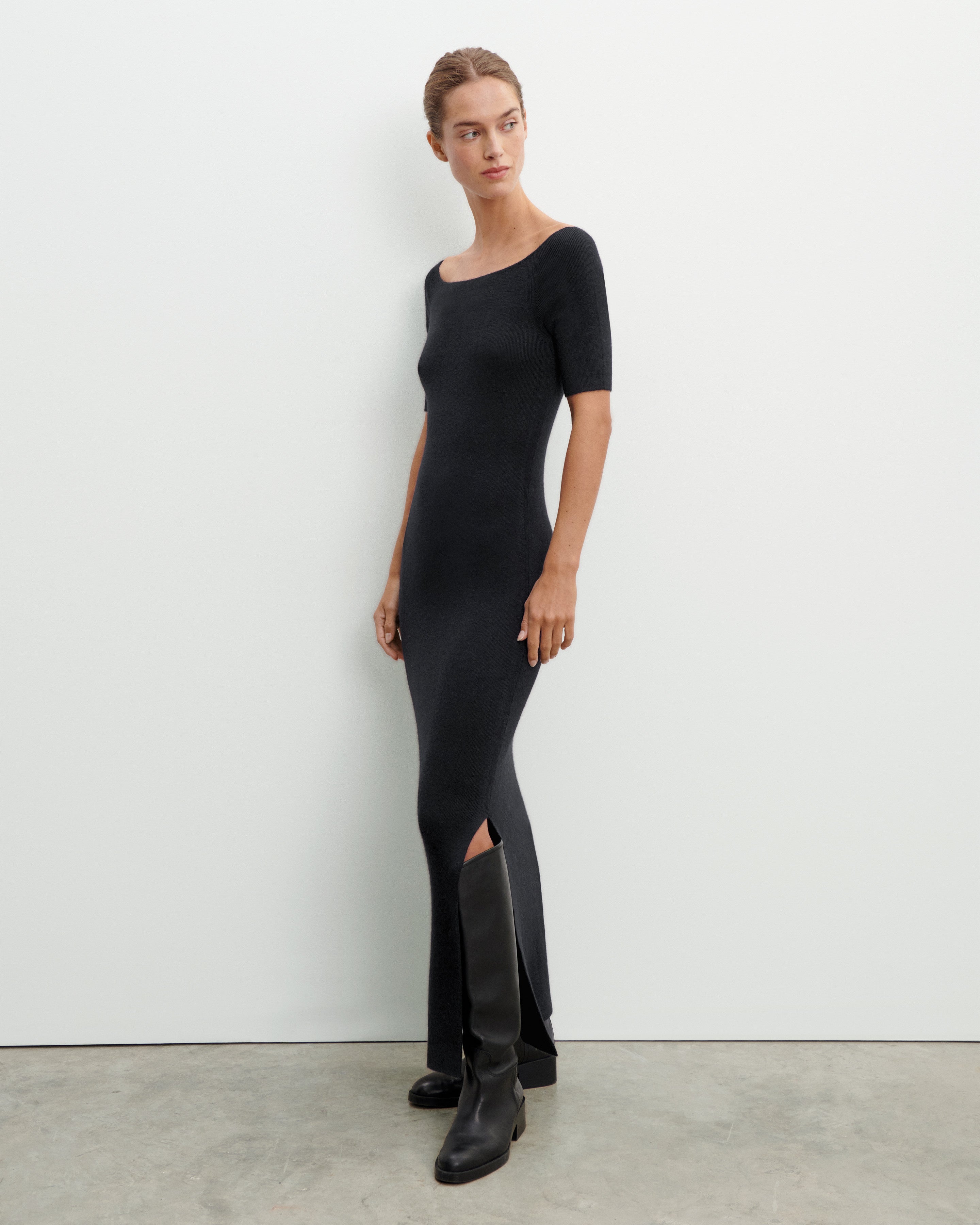 Bare-shoulder dress