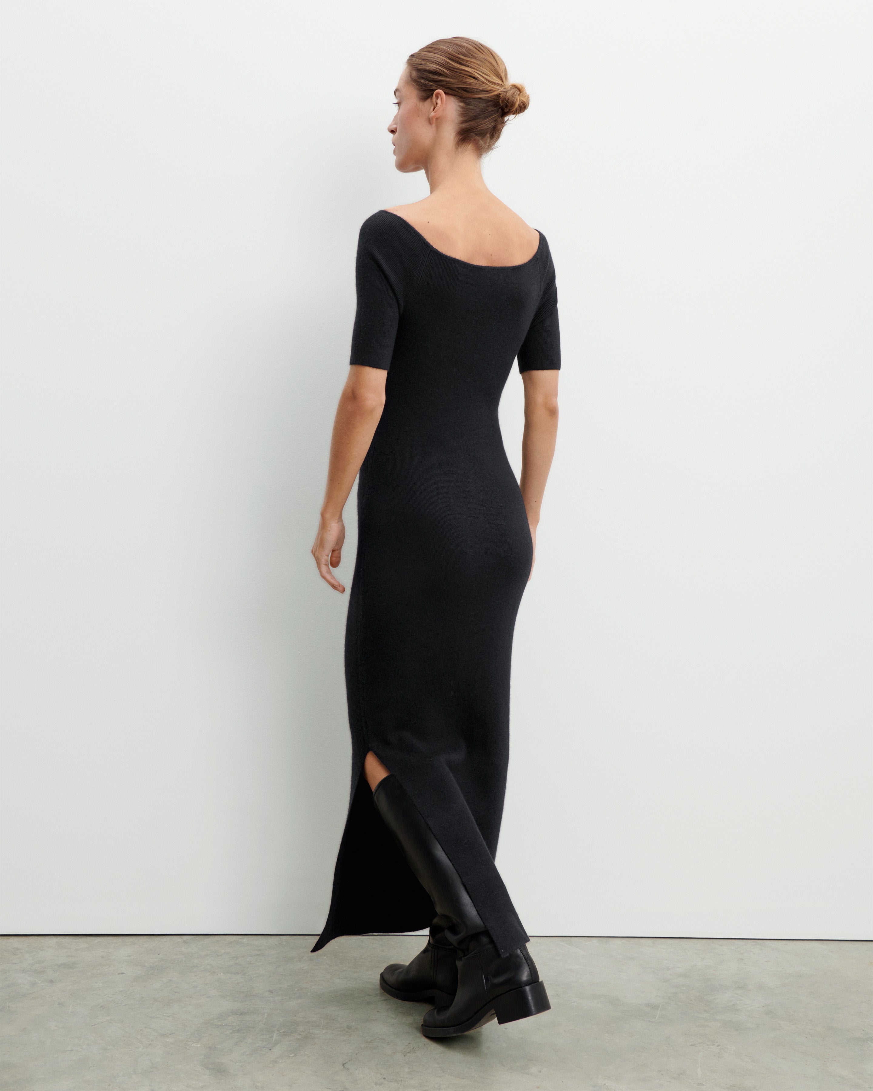 Bare-shoulder dress