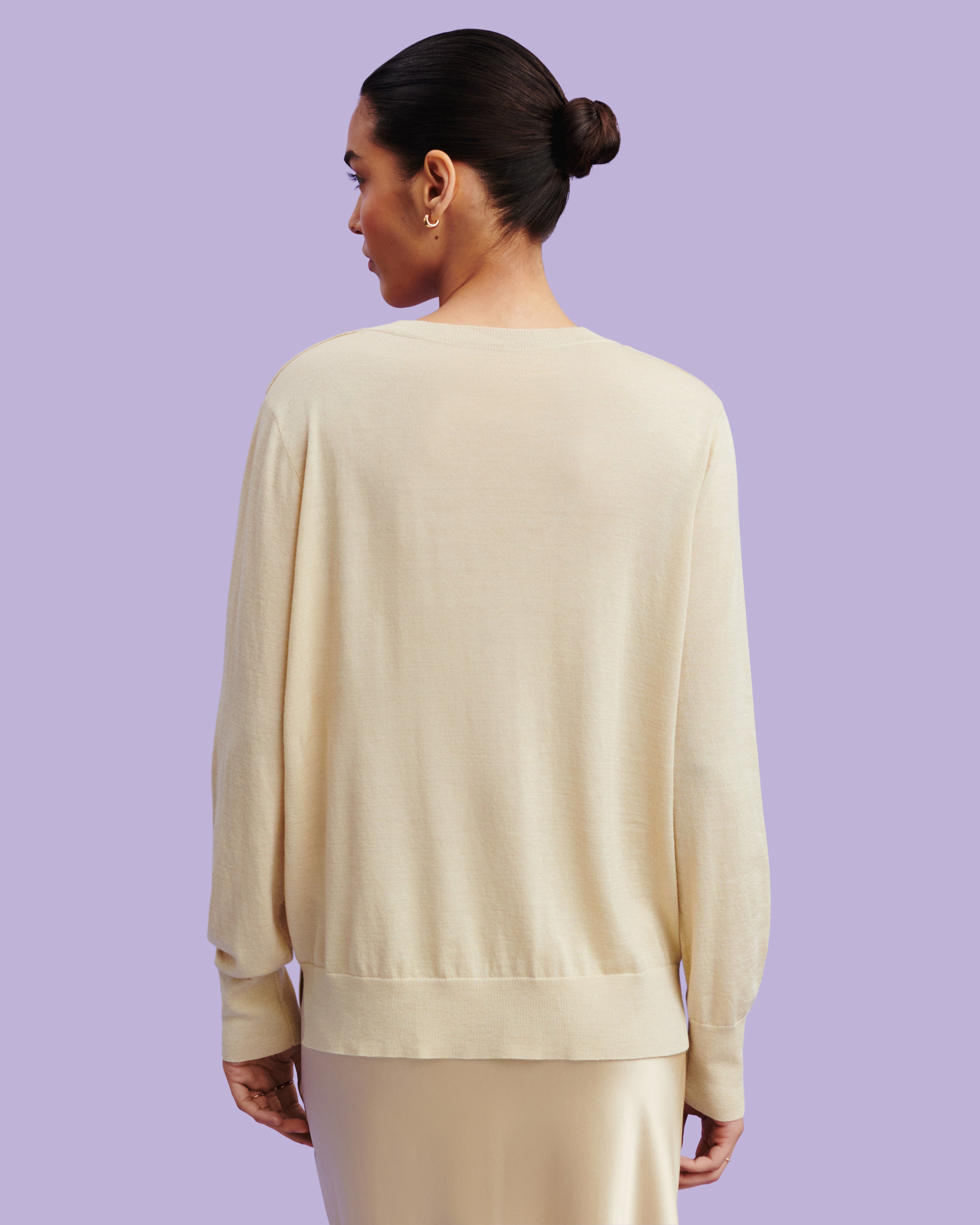V-Ausschnitt-Pullover aus fließendem Strick