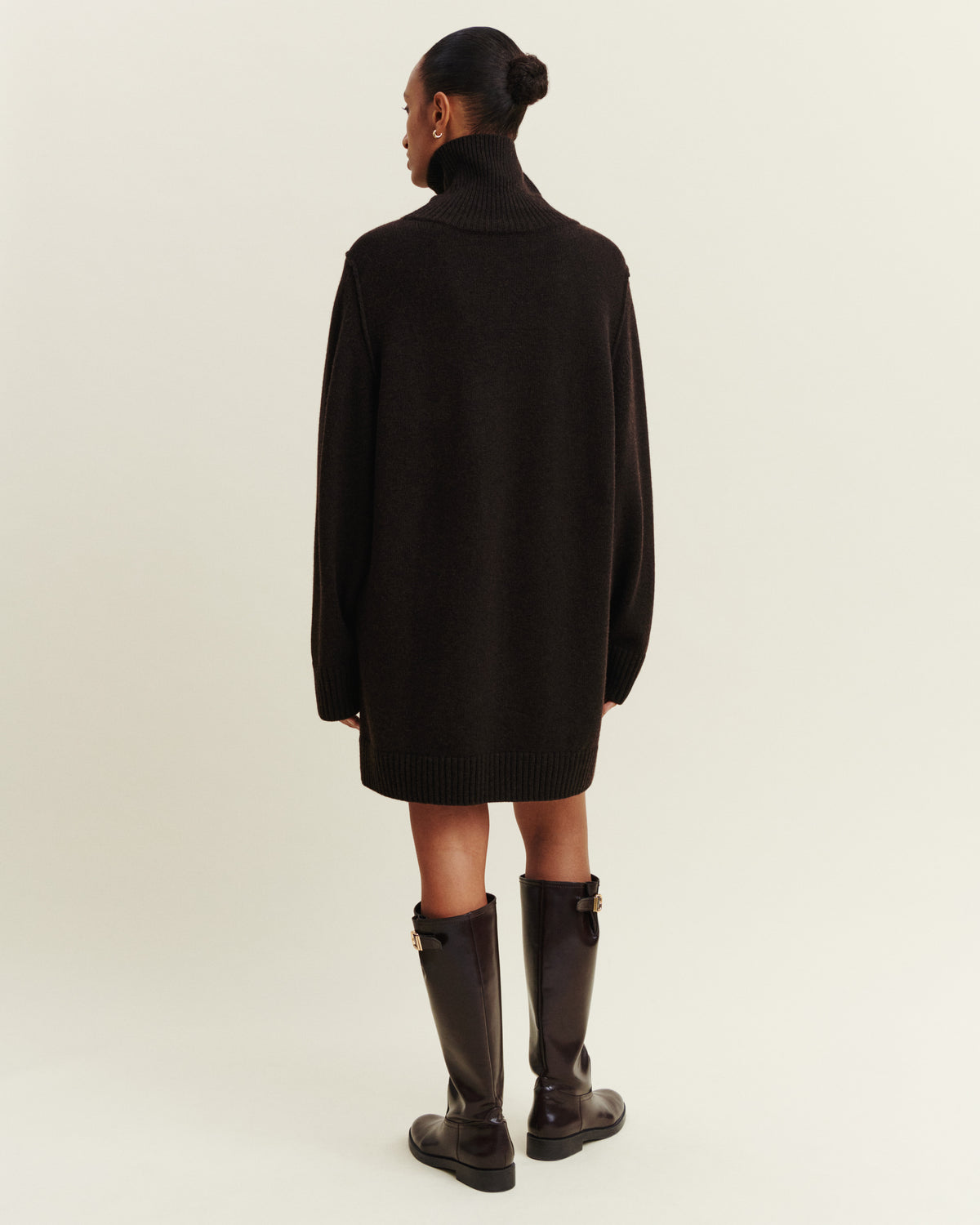 Kleid mit Schlitzärmeln