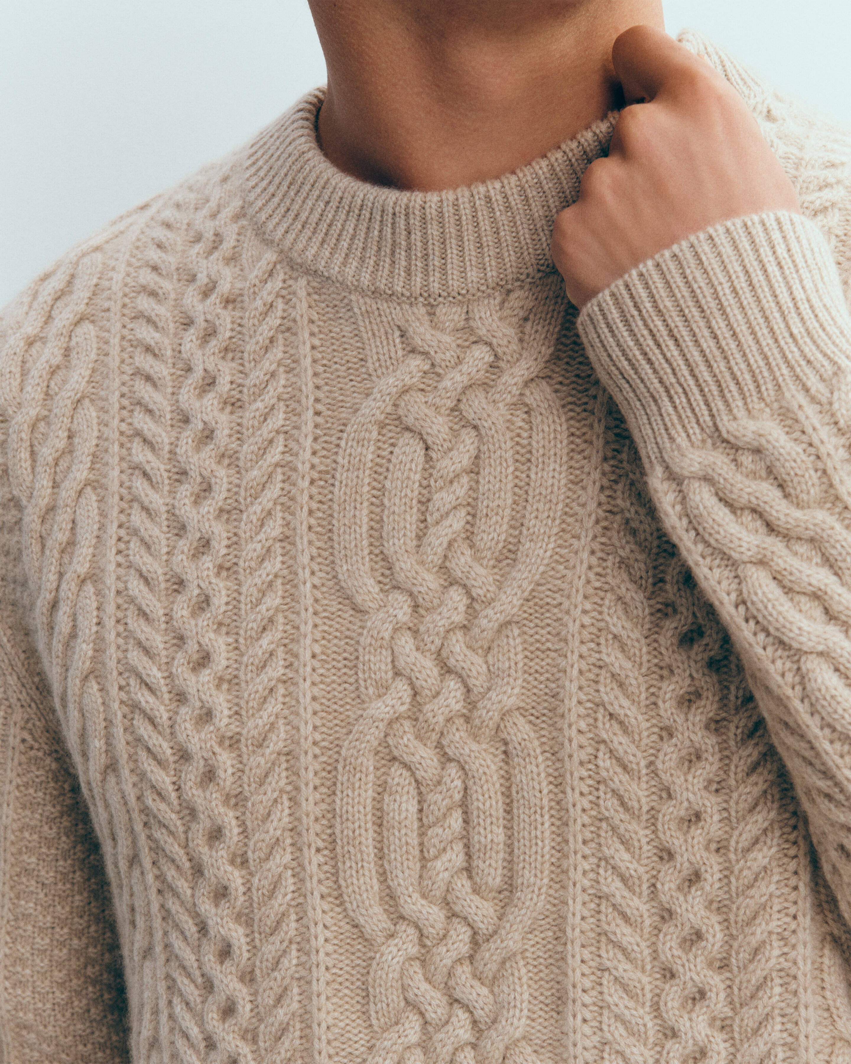 Cable round neck pullover in Cashmere Men pebble | Eric Bompard