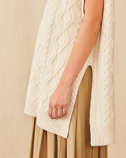 Oversized sleeveless v-neck jumper with diamond cables and side slits