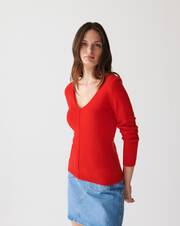 Vertical ridge trim fitted pullover with seamfree V-neck