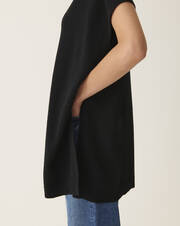 Sleeveless oversized V-neck jumper