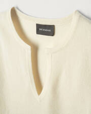 Fitted short-sleeved notch neckline jumper