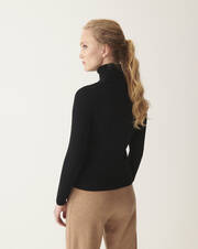 Fitted roll-neck