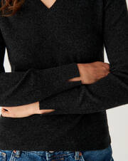 Classic fitted V-neck jumper