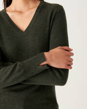 Classic fitted V-neck jumper